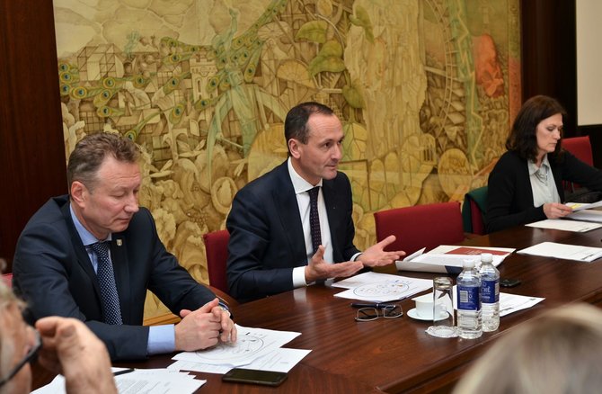 KU nuotr./KU taryba ir jos pirmininkas A.Šileika (viduryje).