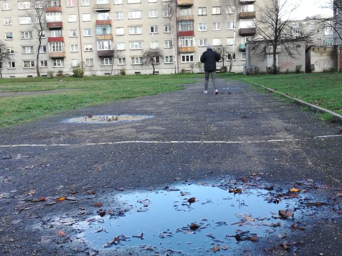 15min nuotr./Kai kurių mokyklų stadionai atrodo apverktinai.