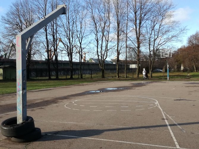 15min nuotr./Kai kurių mokyklų stadionai atrodo apverktinai.