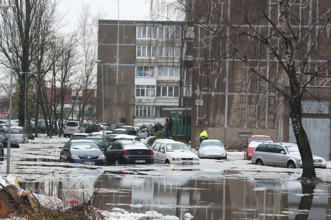 J.Andriejauskaitės/15min.lt nuotr./Kai kurie Klaipėdos kiemai tapo pravažiuojami tik visureigiais.