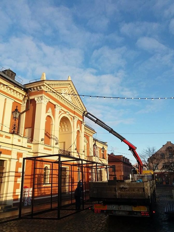 VšĮ Klaipėdos šventės nuotr./Žvelgiant į prakartėlę pro neįprastą stiklą lankytojai neišvys savo atspindžio.