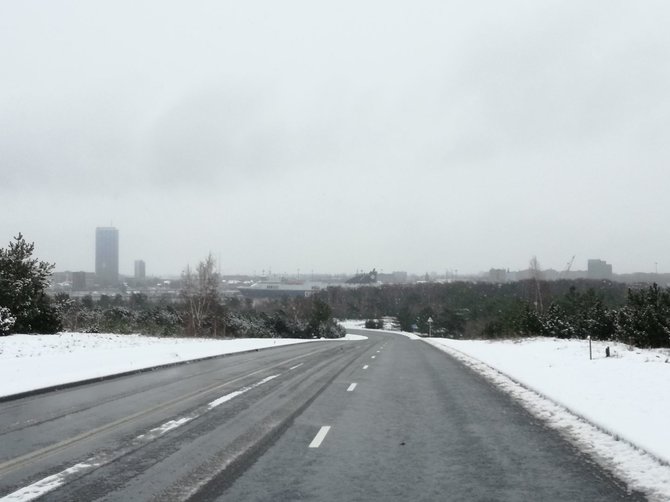 J. Andriejauskaitės / 15min nuotr./Lietaus skalauta Klaipėda pasitinka tikrąją žiemą.