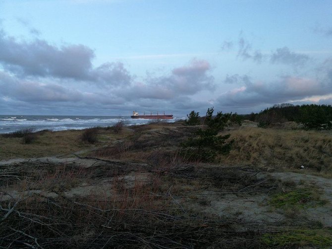 J. Andriejauskaitės / 15min nuotr./Per audrą ant seklumos užplaukęs laivas – sausakrūvis „Ocean Crown“.