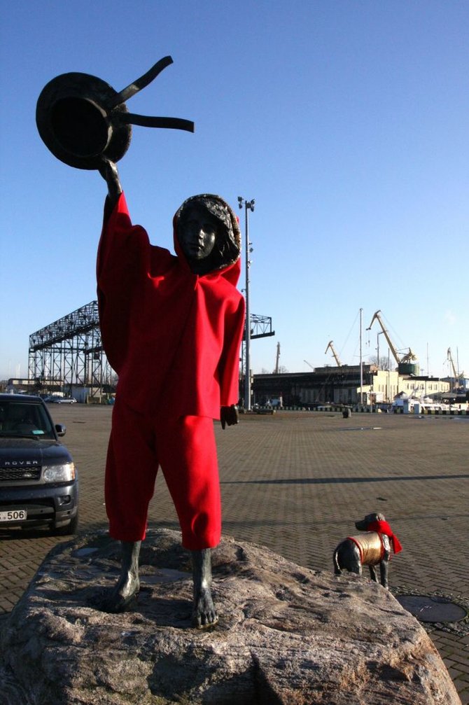 Pamario restauratoriaus nuotr./Šventiškai papuošta berniuko ir šuniuko skulptūra Kruizinių laivų terminale.