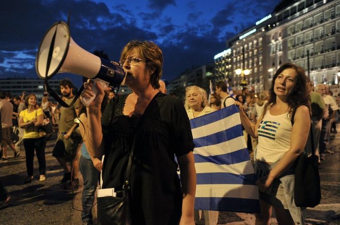 AFP/Scanpix nuotr./Graikai lieja įtūžį ant A.Merkel, kuri esą kalta, kad šalis priversta taupyti iki begalybės