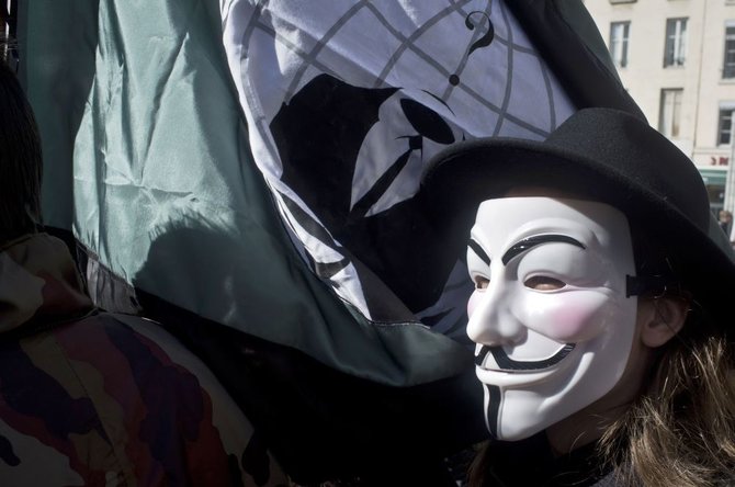 AFP/„Scanpix“ nuotr./„Anonymous“ grupuotės simbolis – vadinamoji Vendeta kaukė.