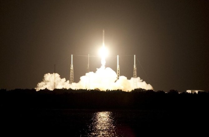 JAV bendrovės „SpaceX“ raketa nešėja „Falcon 9“ iškėlė į orbitą krovininę kapsulę „Dragon“