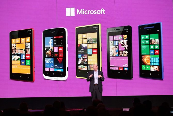 AFP/„Scanpix“ nuotr./„Microsoft“ generalinis direktorius Steve‘as Ballmeris ir „Windows Phone 8“ telefonų šeima.