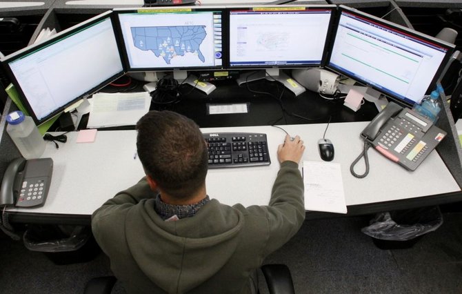 „Reuters“/„Scanpix“ nuotr./Žmogus dirba su kompiuteriu