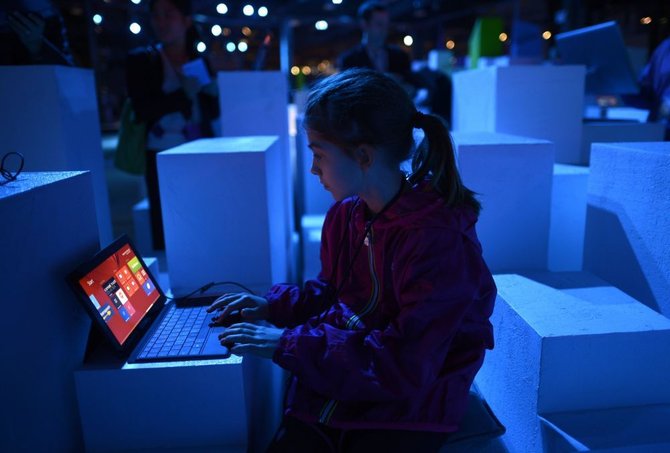 AFP/„Scanpix“ nuotr./Vaikas dirba su kompiuteriu