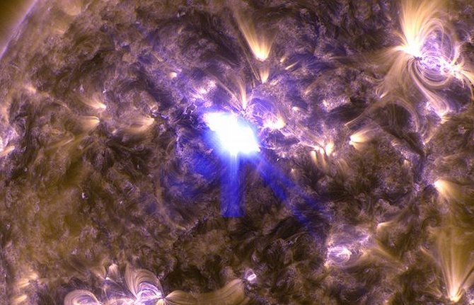 NASA nuotr./Balandžio 11 d. Saulėje užfiksuotas M kategorijos žybsnis