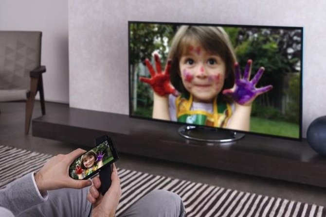 „Sony“ nuotr./Kartu su „Bravia W“ televizoriais pateikiamas nuotolinio valdymo pultelis „One-touch Remote“ padeda akimirksniu sujungti televizorių su telefonu