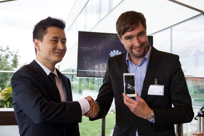 „Huawei“ nuotr./Ploniausio pasaulyje išmaniojo telefono „Huawei Ascend P6“ pristatymo Lietuvoje akimirka