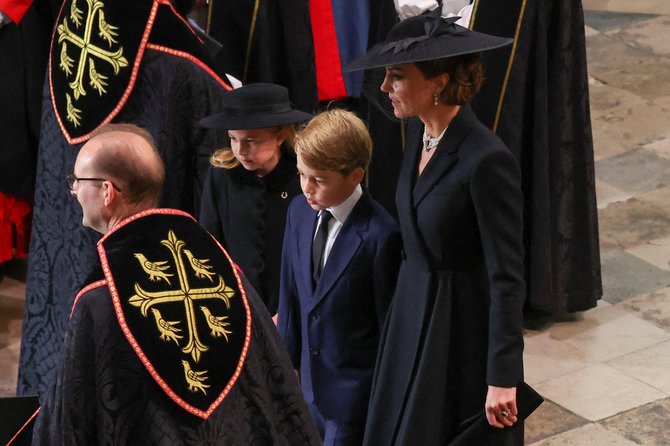 Vida Press nuotr./Velso princesė Catherine su vaikais – princu George'u ir princese Charlotte