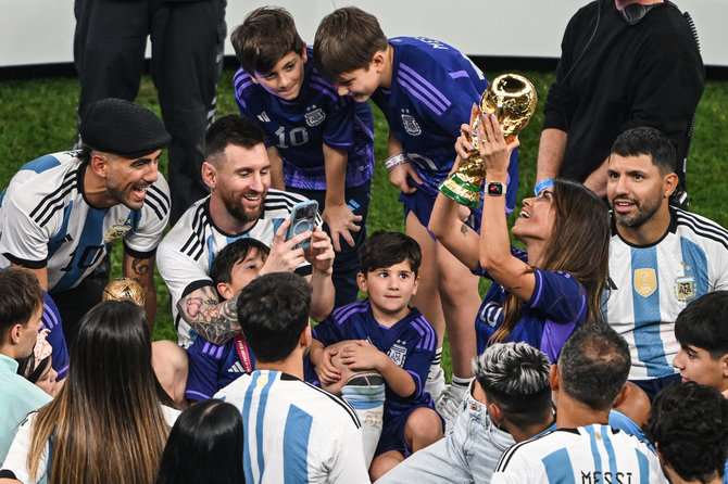 „Scanpix“ nuotr./Lionelis Messi su žmona Antonela Roccuzzo ir sūnumis švenčia Argentinos triumfą