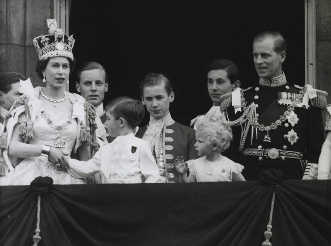 Vida Press nuotr./Karalienė Elizabeth II Bakingamo rūmų balkone, po ką tik įvykusios jos karūnacijos 1953 metų birželio 2 d. 