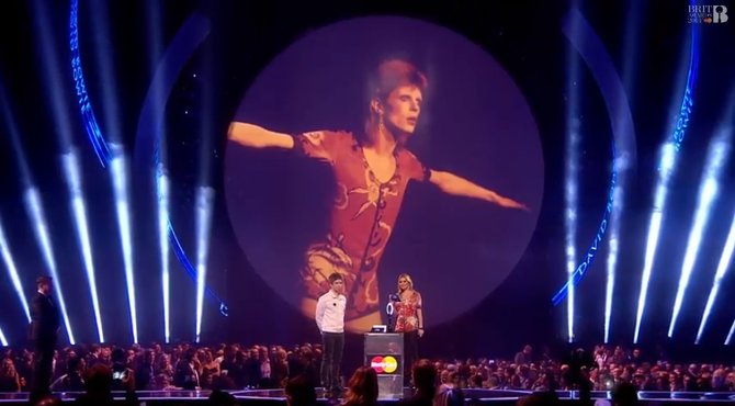 Stop kadras/Davidui Bowie skirtą apdovanojimą atsiėmė Kate Moss