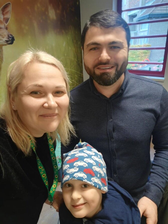 Asmeninio albumo nuotr./Elzė Jolanta, sūnus Rapolas Vėjas ir vertėjas, padėjęs Belgijoje