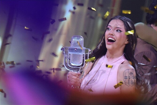 Vida Press nuotr./„Eurovizijoje“ triumfavo bulgarė Dara su daina „Bangaranga“