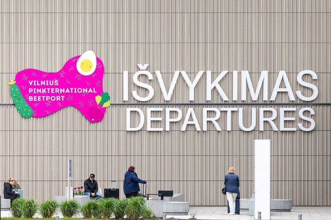 LTOU nuotr./Vilniaus oro uostas laikinai tapo „Vilnius Pinkternational Beetport“