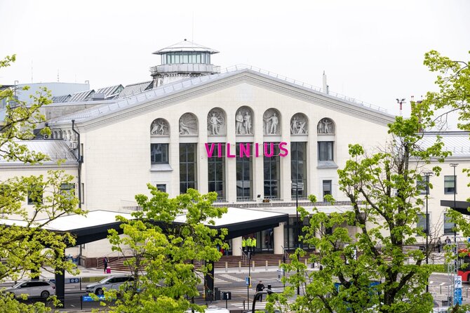 LTOU nuotr./Vilniaus oro uostas laikinai tapo „Vilnius Pinkternational Beetport“