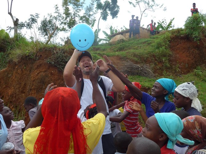 UNICEF nuotr./Giedrius Savickas su vaikais Haityje 