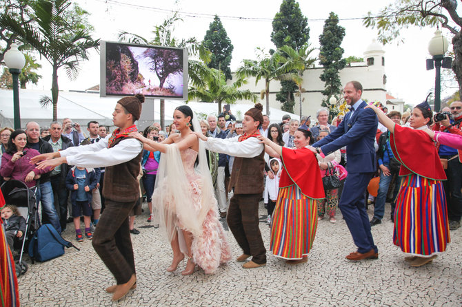 Kristinos Kučinskaitės nuotr./Jaunavedžiai Ernesta Rickevičiūtė ir Giedrius Ruškys Madeiros gėlių festivalyje