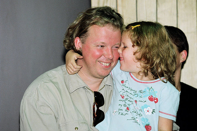 Alfredo Pliadžio nuotr./Vytaras Radzevičius su dukra Auguste (1999 m.)