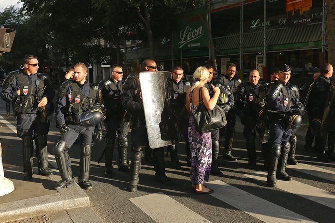 Asmeninio albumo nuotr./Aušra Dargytė su policijos pareigūnais Paryžiaus Respublikos aikštėje
