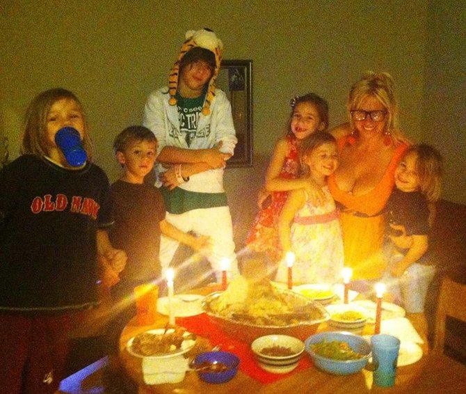 Asmeninio albumo nuotr./Erika Santos su šeima švenčia Padėkos dieną