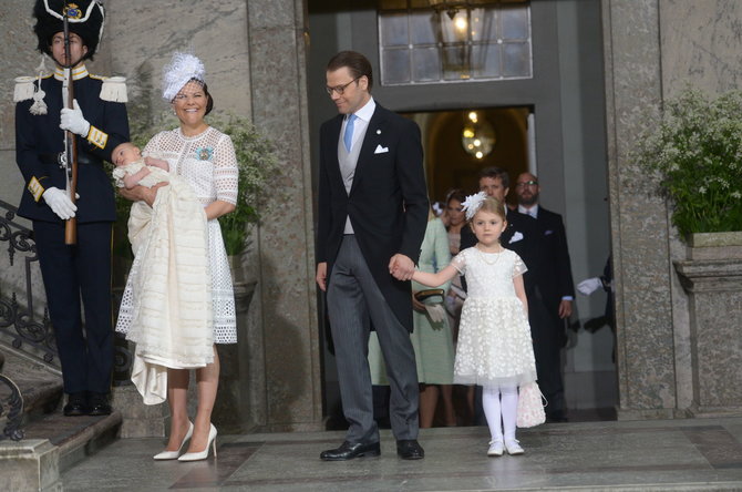 „Scanpix“ nuotr./Švedijos princesė Victoria ir princas Danielis su sūnumi Oscaru ir dukra Estelle