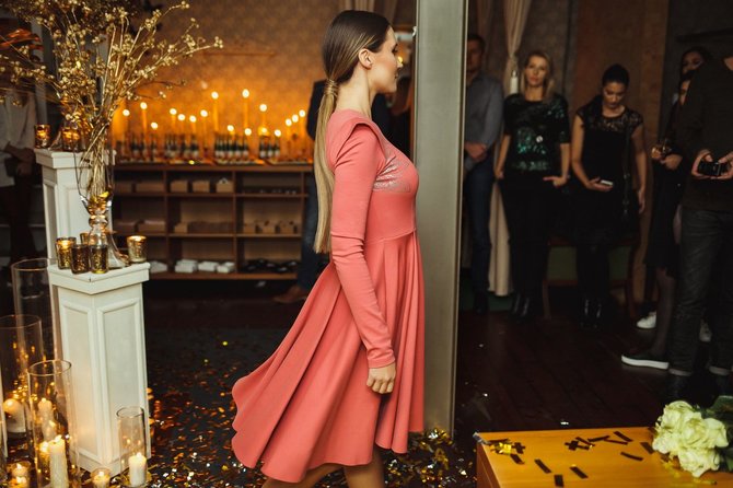 Nerijaus Šabanausko nuotr./Julijos Žižės prekės ženklo WMBJ suknelė