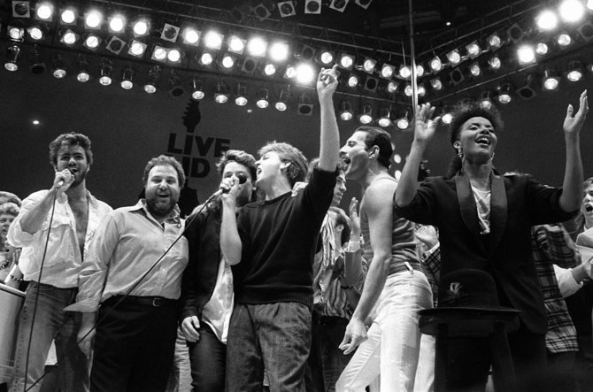 „Scanpix“ nuotr./George'as Michaelas su muzikos žvaigždėmis 1985 metais