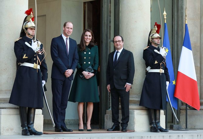 „Scanpix“/„SIPA“ nuotr./Princas Williamas ir hercogienė Catherine su Prancūzijos prezidentu Francois Hollande'u