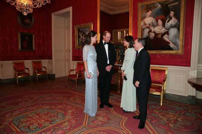 „Scanpix“ nuotr./Princas Williamas ir hercogienė Catherine Didžiosios Britanijos ambasadoje Paryžiuje