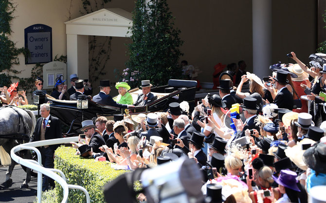 „Scanpix“ nuotr./Karalienė Elizabeth II ir princas Philipas Askoto žirgų lenktynėse šį antradienį