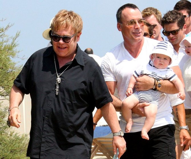 „Scanpix“ nuotr./Eltonas Johnas su partneriu Davidu Furnishu ir jų sūnumi Zachary