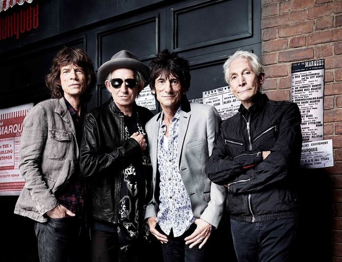 „Reuters“/„Scanpix“ nuotr./„The Rolling Stones“ (iš kairės): Mickas Jaggeris, Keithas Richardsas, Ronnie Woodas ir Charlie Wattsas pozuoja 50-ojo jubiliejaus proga