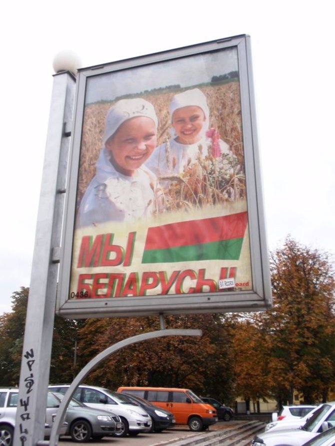 E.Kruopytės nuotr./Nors ir retai, bet gatvėje galima išvysti Baltarusijos vėliavą.