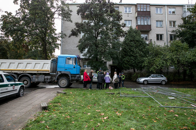Juliaus Kalinsko / 15min nuotr./Gyventojai neleido įrengti konteinerių Antakalnio g. 80