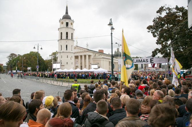 Juliaus Kalinsko / 15min nuotr./Jaunimas renkasi į susitikimą su popiežiumi