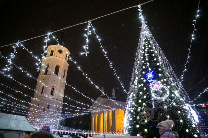 Juliaus Kalinsko / 15min nuotr./Vilniaus Katedros aikštėje įžiebiama pagrindinė šalies Kalėdų eglė