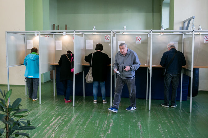 Juliaus Kalinsko / 15min nuotr./Vilniečiai balsuoja antrajame Lietuvos prezidento rinkimų ture