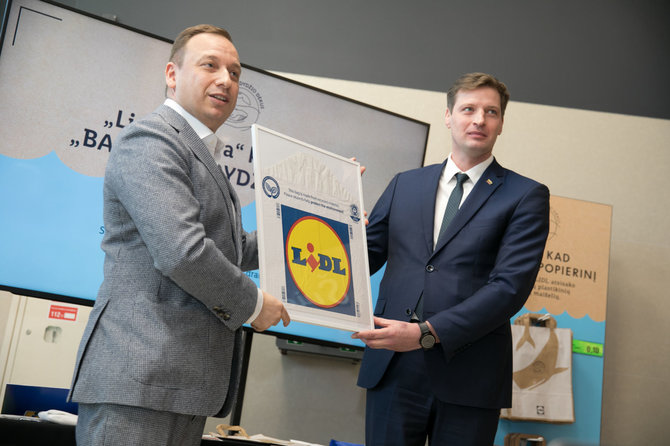 Juliaus Kalinsko / 15min nuotr./„Lidl“ tampa pirmuoju iš didžiųjų prekybos tinklų Lietuvoje, kuriame nebelieka vienkartinių plastikinių pirkinių maišelių