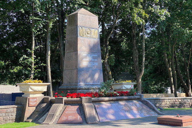 Juliaus Kalinsko / 15min nuotr./Sovietų karių kapinės ir paminklas