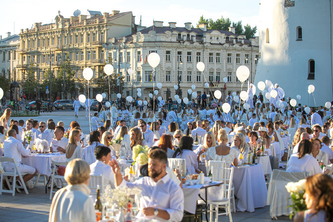 Juliaus Kalinsko / 15min nuotr./„Le Dîner en Blanc“ – Baltosios vakarienės akimirka