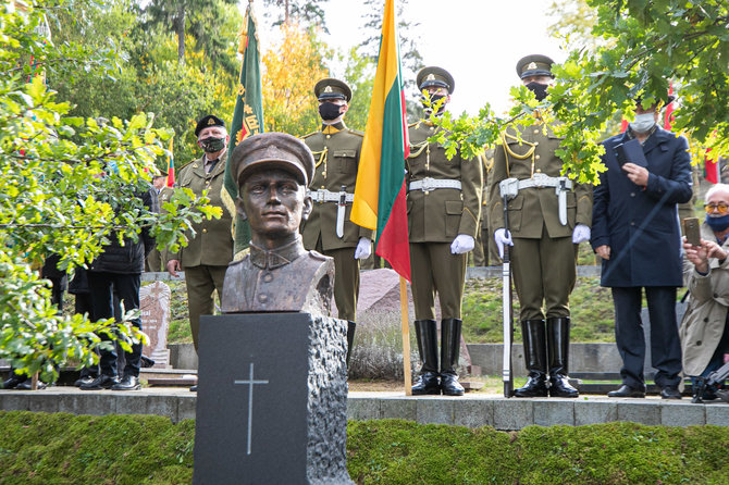 Juliaus Kalinsko / 15min nuotr./Antkapinio paminklo Adolfui Ramanauskui-Vanagui atidengimo ceremonija
