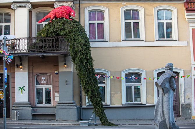 Juliaus Kalinsko / 15min nuotr./Jolitos Vaitkutės kūrinys „Eglutė, netelpanti į balkoną, ir skujuotis“