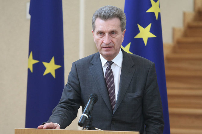 Juliaus Kalinsko/15min.lt nuotr./Europos Komisijos energetikos komisaras Giuntheris Oettingeris