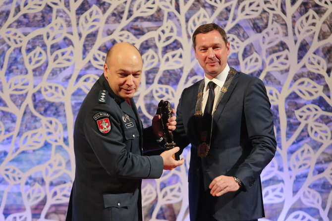 Už saugesnį Vilnių Šv.Kristoforo statulėle apdovanotas Vilniaus apskrities VPK viršininkas Kęstutis Lančinskas.